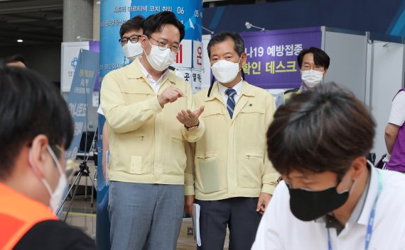 최병관 행정안전부 지방행정정책관(왼쪽). 행안부 제공