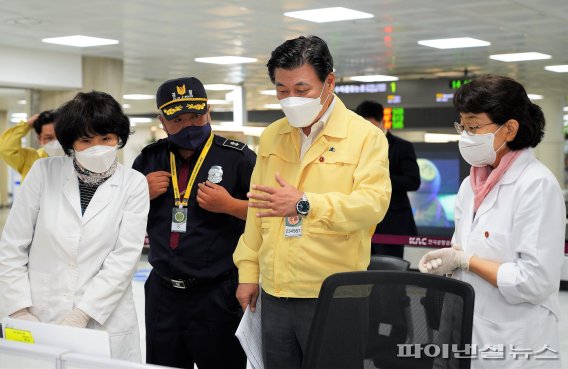 구만섭 제주도지사 권한대행이 13일 제주공항 도착장 내 발열 감시장을 찾아 철통 방역을 당부하고 근무자들을 격려했다. [제주도 제공]