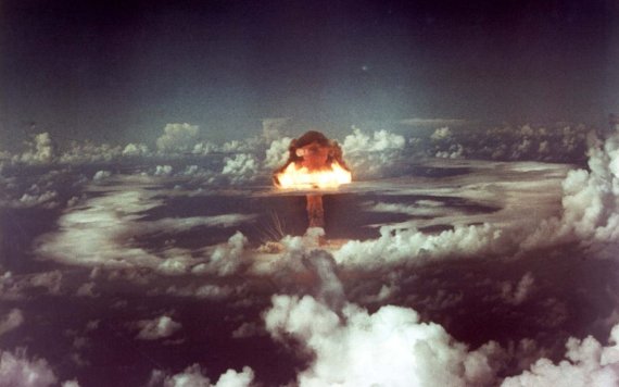 핵실험 장면. 핵폭발 에너지는 폭풍(blast), 열방사(thermal radiation), 핵방사(nuclear radiation) 등 3종류로 방출된다. 해발 300미터에서 핵무기가 폭발하면 순간적으로 막대한 에너지의 발생으로 강렬한 섬광과 동시에 강력한 전자기펄스(EMP: Electro-Magnetic Pulse-wave)를 뿜어내며 폭발 순간 약 30m 직경의 불덩어리가 형성되어 순간적으로 확장되면서 수백만 도의 고온을 발산한다. 폭발 1초 후에는 직경 1,000m의 불덩어리(화구)로 확장되어 버섯모양의 원자구름이 10,00