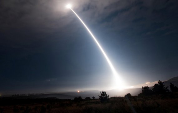 대륙간탄도미사일(ICBM, Intercontinental Ballistic Missile) 발사 이미지. 핵탄두를 장착하고 한 대륙에서 다른 대륙까지 공격이 가능한 탄도미사일이다. 사정거리 5,500㎞ 이상의 탄도미사일로, 대기권 밖을 비행한 후 핵탄두로 적의 전략목표를 공격한다. 대륙간탄도미사일은 전략폭격기, 잠수함발사탄도미사일과 함께 전략핵무기의 한 축을 담당하고 있다. 특히 다른 전략핵무기들과 달리 발사준비에 걸리는 시간이 짧아서, 가장 위력적인 전략핵무기로 꼽히기도 한다. 현재 미국과 러시아를 포함하여 5개국이 대륙간탄도미사