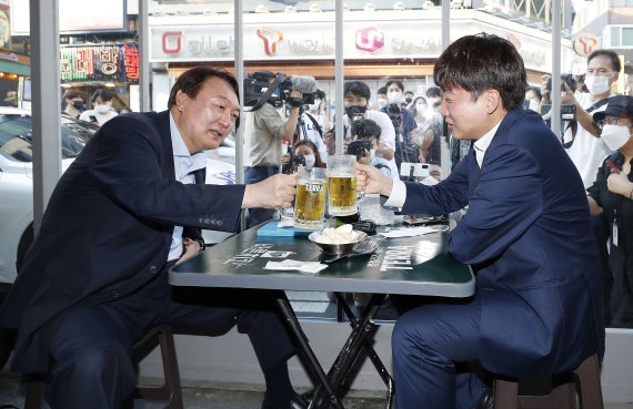 [서울=뉴시스] 최동준 기자 = 이준석 국민의힘 대표, 윤석열 전 검찰총장이 25일 서울 광진구 한 치킨집에서 회동을 하며 건배하고 있다. 2021.07.25. photocdj@newsis.com