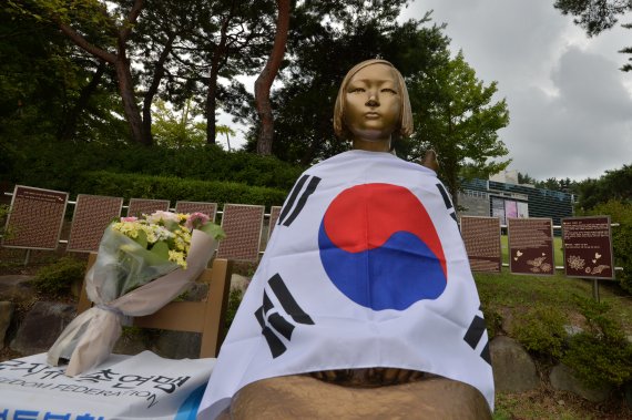 일본군 위안부 피해자 기림의 날을 하루 앞둔 13일 경북 포항시 북구 환호동 해맞이공원에 설치된 소녀상에 한국자유총연맹 포항지회 환여동 지회회원들이 준비해 온 태극기가 덮여 있다. 2021.8.13/뉴스1 © News1 최창호 기자 /사진=뉴스1