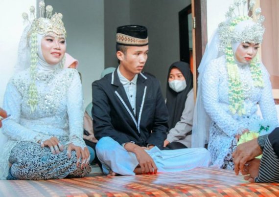 인도네시아의 코릭 악바르는 원래 결혼 상대인 누르 쿠스눌 코티마(왼쪽)와 전 여자친구인 유아니타 루리와 결혼했다. (타임즈나우뉴스 갈무리) © 뉴스1