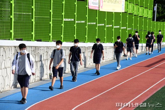 지난 8월2일 제주도내 초·중·고 중 가장 먼저 개학한 한라중학교를 시작으로 오는 30일까지 각급 학교가 순차적으로 2학기 전면 등교수업를 시행한다. [사진=제주도교육청 제공]