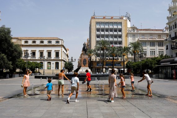 지난해 8월14일(현지시간) 프랑스인 관광객들이 스페인 코르도바의 라스 텐디야스 광장의 분수에서 더위를 식히고 있다.로이터뉴스1