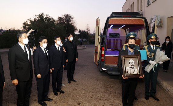 [서울=뉴시스] 홍범도 장군 유해 봉환 특사인 황기철 국가보훈처장과 우원식 의원, 정진웅 배우가 14일 카자흐스탄 크즐오르다 홍범도 장군 묘역에서 열린 추모식 후 영정과 유해가 임시안치소로 향하는 걸 보고 있다. (사진=국가보훈처 제공) 2021.08.15. photo@newsis.com *재판매 및 DB 금지 <저작권자ⓒ 공감언론 뉴시스통신사. 무단전재-재배포 금지.> /사진=뉴시스화상