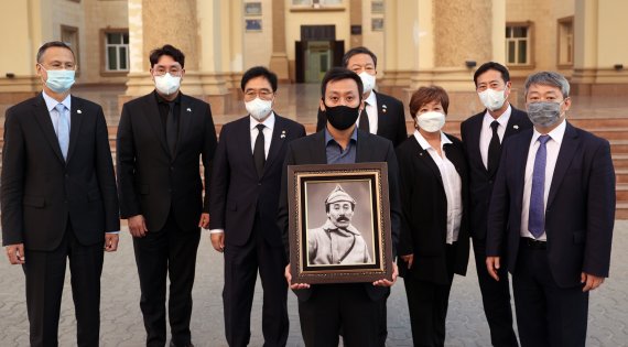 홍범도 장군 유해봉환 대통령 특사단이 14일 카자흐스탄 홍범도 장군 묘역에서 열린 추모식에서 기념촬영을 하고 있다. 왼쪽에서 두번째가 배우 조진웅이다. / 사진=뉴시스