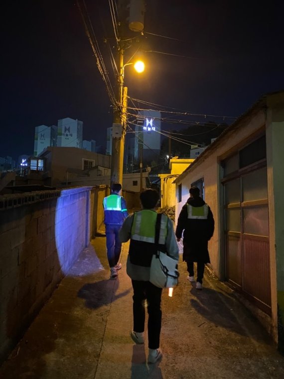 동명대학교 군사학과 재학생들이 취약지역 시민들의 안심 귀가를 돕는 활동을 지속적으로 펼쳐오면서 큰 호응을 불러 일으키고 있다. 사진=동명대학교 제공