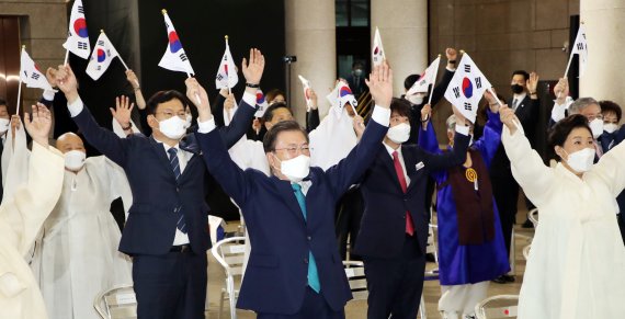 文대통령 "다시 꿈꾸자...평화롭고 품격있는 선진국"[전문]