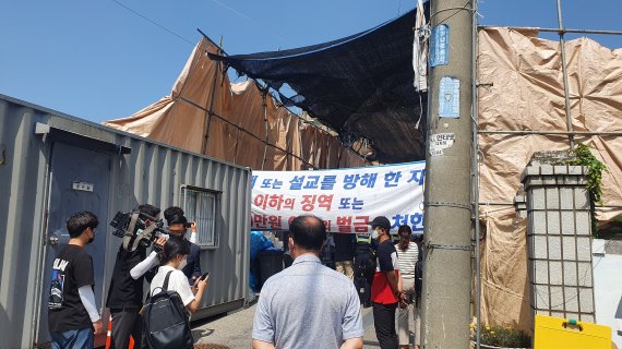 사랑제일교회 800여명 광복절 대면예배…현장 점검에 실랑이(종합) - 파이낸셜뉴스