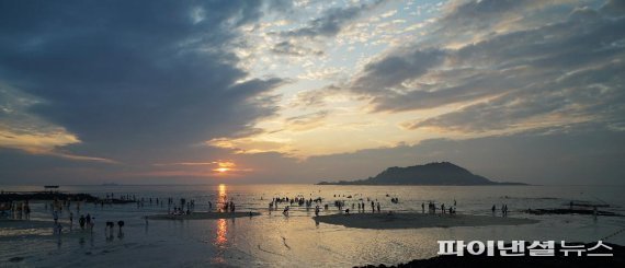 해질 무렵 제주 협재해수욕장 [사진=제주관광공사 제공]