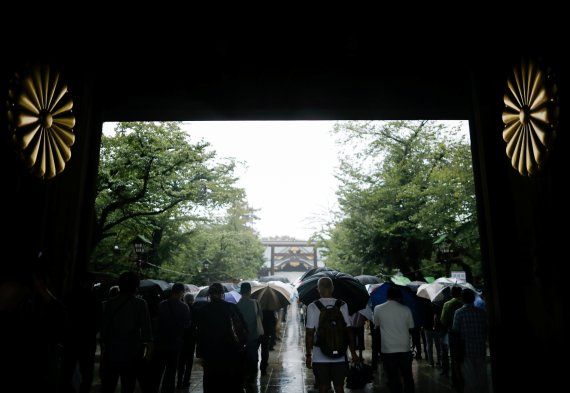 일본 도쿄 지요다구에 있는 야스쿠니 신사에 일본의 태평양 전쟁 패전일인 지난 8월 15일 참배객들이 경내에 가득차 있다. 로이터 뉴스1