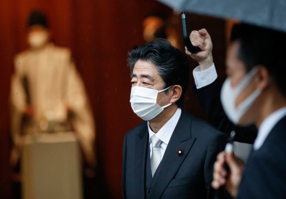 아베 신조 전 총리가 일본 패전일인 지난 8월 15일 일본 도쿄 지요다구 야스쿠니 신사를 방문한 모습. 로이터 뉴스1