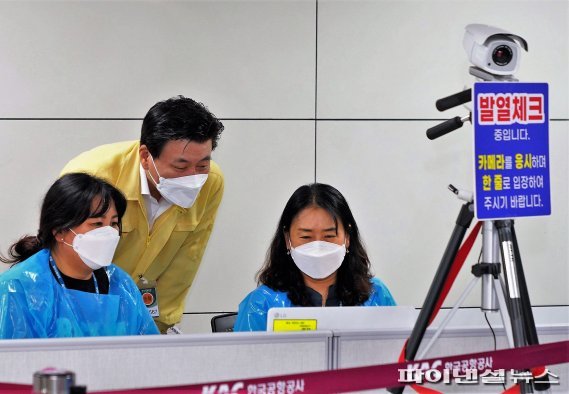 구만섭 제주도지사 권한대행이 13일 제주공항 도착장 내 발열 감시장을 찾아 철통 방역을 당부하고 근무자들을 격려했다. 2021.08.13 [제주도 제공]