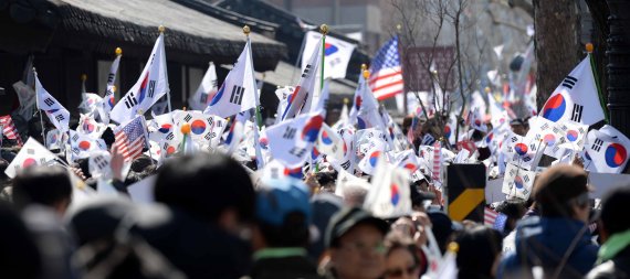 박근혜 대통령 탄핵심판 선고를 앞둔 지난 2017년 3월10일 오전 서울 종로구 안국역 인근 거리에서 박 대통령 지지자들이 태극기를 흔들고 있다. /사진=뉴시스