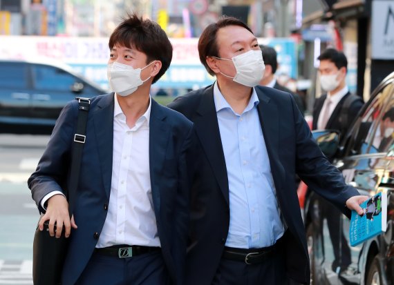 이준석 국민의힘 대표와 윤석열 전 검찰총장이 지난 7월 25일 오후 서울 광진구 건대맛의거리에서 '치맥회동'을 하기 위해 음식점으로 향하고 있다. © News1 /사진=뉴스1