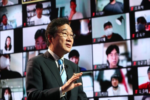 (서울=뉴스1) 국회사진취재단 = 더불어민주당 대선주자인 이낙연 전 대표가 16일 서울 강남구 한 소극장에서 전국 청년 100명과 화상으로 만나 `공정한 나라를 말하다'를 주제로 이야기를 나누고 있다. 2021.8.16/뉴스1 /사진=뉴스1화상