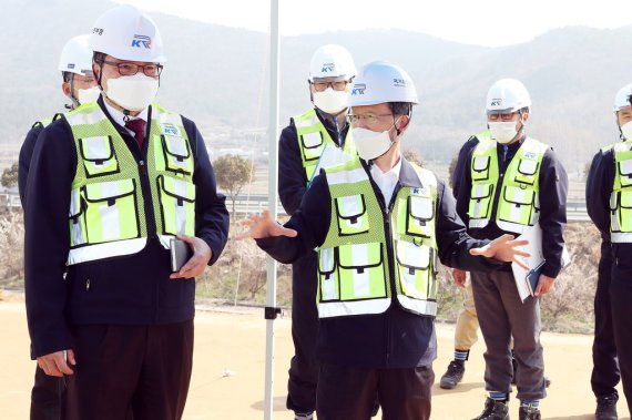 김한영 국가철도공단 이사장(앞줄 오른쪽)이 지난 3월 초 전남 장흥 경전선 보성∼임성리 철도 3공구와 장흥역사 건설 현장을 찾아 안전 상황 등을 점검하고 관계자들을 격려하고 있다.