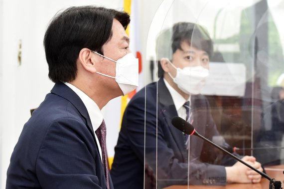 안철수 국민의당 대표(왼쪽)와 이준석 국민의힘 대표(오른쪽)© News1 오대일 기자 /사진=뉴스1