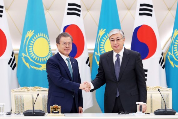 2019년 4월 카자흐스탄 국빈 방문 당시 문재인 대통령과 카심-조마르트 토카예프 카자흐스탄 대통령 (청와대 제공) 2019.4.22/뉴스1