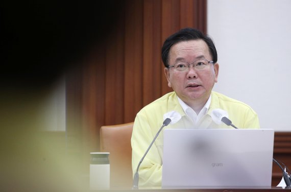 (서울=뉴스1) 박정호 기자 = 김부겸 국무총리가 17일 서울 종로구 정부서울청사에서 열린 코로나19 대응 중앙재난안전대책본부 회의에 참석해 모두 발언을 하고 있다. 2021.8.17/뉴스1 /사진=뉴스1화상