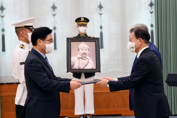 文대통령, 홍범도 장군에 대한민국 '최고 훈장' 수여