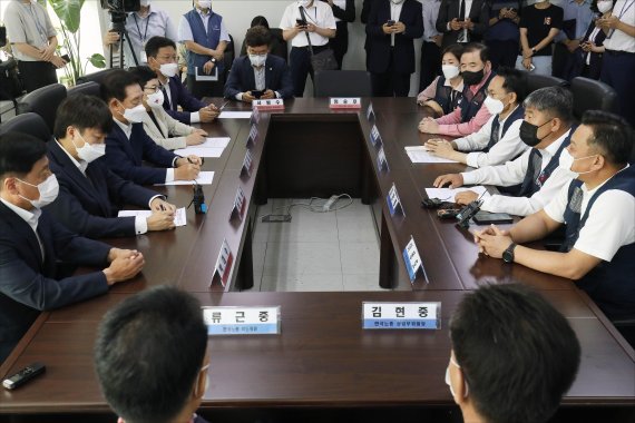 이준석 국민의힘 대표와 김동명 한국노총 위원장 등이 17일 오전 서울 여의도 한국노동조합총연맹(한국노총)에서 간담회를 갖고 있다.사진=박범준 기자