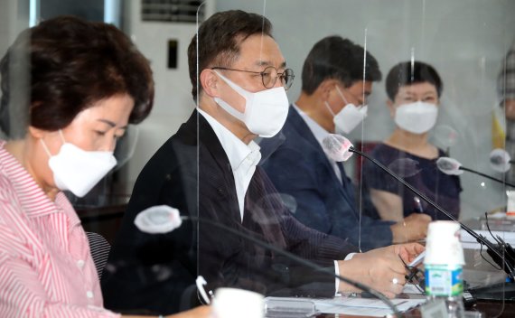 [서울=뉴시스] 국회사진기자단 = 국민의힘 대권주자인 최재형 전 감사원장이 17일 서울 용산구 대한의사협회에서 열린 코로나19 방역 대책 등에 대한 간담회에서 발언하고 있다. 2021.08.17. photo@newsis.com