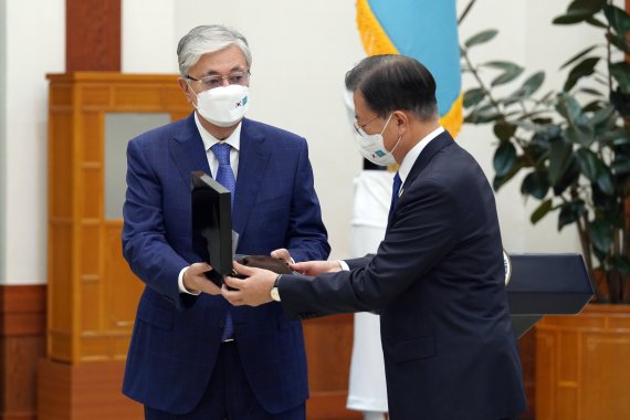 문재인 대통령이 17일 청와대 본관에서 고 홍범도 장군 훈장 추서식에서 카심-조마르트 토카예프(Kassym-Jomart Tokayev) 카자흐스탄 대통령으로부터 크즐오르다 묘역 분토함을 받고 있다. 2021.8.17/뉴스1 © News1 유승관 기자 /사진=뉴스1