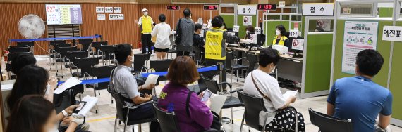 코로나19 확진자 수가 1373명으로 집계된 17일 서울 종로구민회관에 마련된 코로나19 예방접종센터에서 시민들이 접종을 받기 위해 대기하고 있다. 사진=김범석 기자