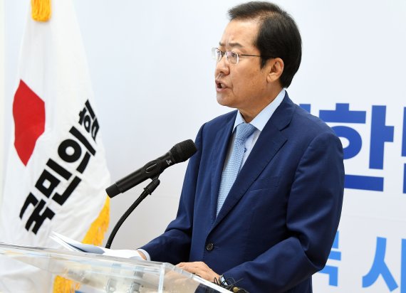 국민의힘 홍준표 의원이 17일 서울 여의도 한 빌딩에서 대선 출마 선언을 하고 있다. 뉴시스