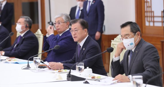 [서울=뉴시스] 전진환 기자 = 문재인 대통령이 17일 국빈 방한중인 토카예프 카자흐스탄 대통령과 청와대에서 열린 주요 경제인 간담회에 참석해 발언하고 있다. 2021.08.17. amin2@newsis.com