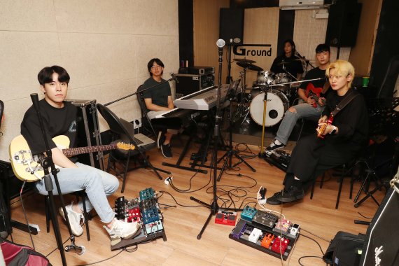 [서울=뉴시스] 박진희 기자 = 밴드 '터치드' 멤버인 기타 디온(왼쪽부터), 키보드 채도현, 드럼 김승빈(리더), 베이스 존비킴, 보컬 윤민이 지난 11일 서울 마포구 그라운드 합주실에서 뉴시스 인터뷰를 마치고 사진 촬영을 하고 있다. 2021.08.14. pak7130@newsis.com