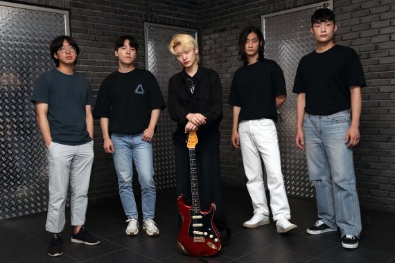 [서울=뉴시스] 박진희 기자 = 밴드 '터치드' 멤버인 키보드 채도현(왼쪽부터), 기타 디온, 보컬 윤민, 베이스 존비킴, 드럼 김승빈(리더)이 지난 11일 서울 마포구 그라운드 합주실에서 뉴시스 인터뷰를 마치고 사진 촬영을 하고 있다. 2021.08.14. pak7130@newsis.com