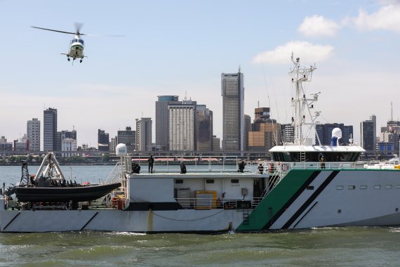 지난해 6월 10일(현지시간) 서아프리카의 나이지리아 라고스에서 현지 해군이 선박 구출 훈련을 하고 있다.로이터뉴스1