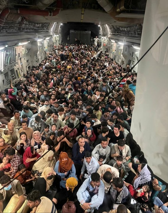 지난 15일 C-17 미군 수송기를 타고서 아프가니스탄을 탈출하는 피난민들. 로이터뉴스1