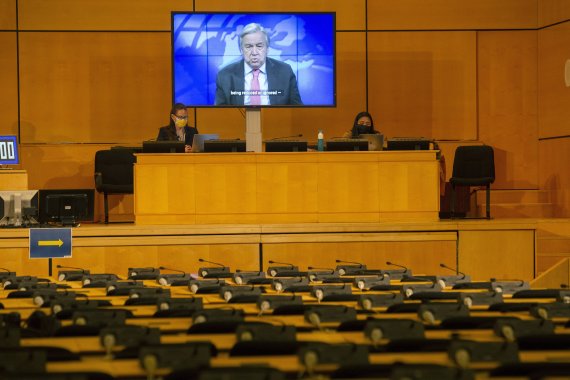 지난 2월 22일 스위스 제네바에 있는 유엔 유럽본부에서 안토니우 구테흐스 유엔 사무총장이 제46차 유엔인권이사회(UNHRC) 개회식을 맞아 발언하는 영상이 재생되고 있다.뉴시스
