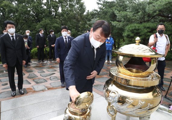 국민의힘 대선 예비후보인 윤석열 전 검찰총장이 김대중 전 대통령 서거 12주기인 18일 오전 서울 동작구 국립서울현충원에서 김 전 대통령의 묘역을 참배하고 있다. 국회사진취재단, 뉴스1