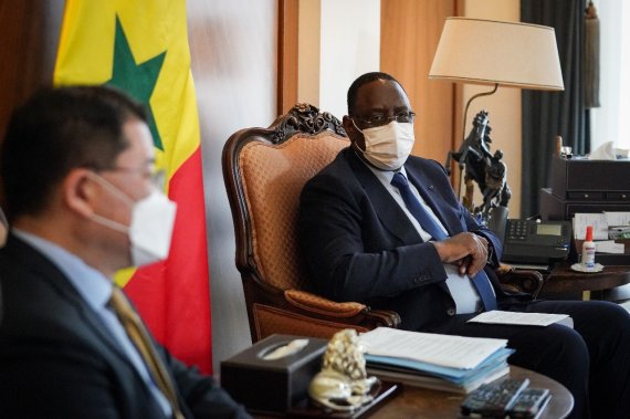 최종건 외교부 1차관이 17~18일 세네갈에서 마키 살(Macky Sall) 대통령을 예방하고 있다. 사진=외교부