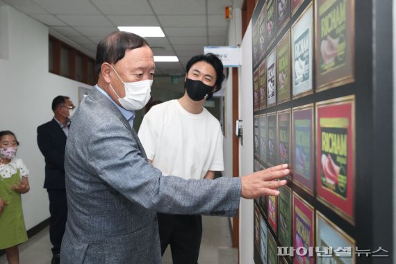 배드보스 17일 가평군에 인기 팝아트 작품 기증. 사진제공=가평군