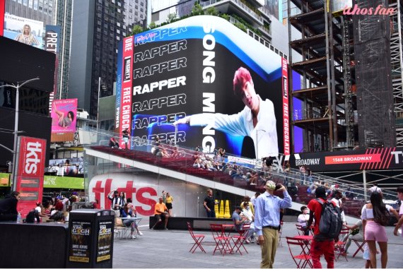 에이티즈 민기, 美 뉴욕 타임스퀘어 대형 전광판 등장…'글로벌 인기'