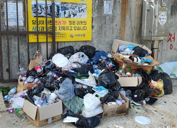 부산 사하구 다대동 낫개방파제 입구에 쌓여 있는 쓰레기들.2021.7.31 © 뉴스1 노경민 기자