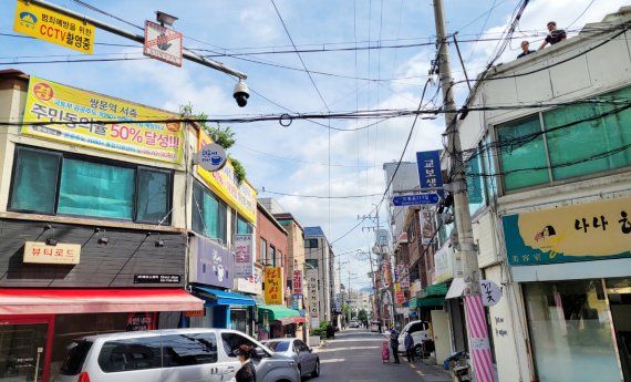 도심 공공주택 복합사업 선도사업 후보지로 선정된 쌍문역 서측 지역인 서울 도봉구 쌍문동 한 빌딩에 주민동의율 50%를 넘겼다는 플래카드가 붙어있다. 사진=김준혁 인턴기자