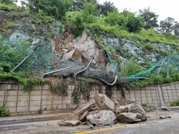 18일 강원 강릉지역에 내린 폭우로 발생한 낙석 사고. 2021.8.18/뉴스1 윤왕근기자
