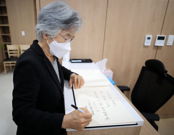 박은정 민·관·군 합동위원회 공동위원장이 경기도 성남시 국군수도병원 장례식장에 마련된 고(故) 이 중사의 분향소를 찾아 조문 후 방명록에 글을 남기고 있다. 2021.7.15/뉴스1 © News1 김진환 기자 /사진=뉴스1