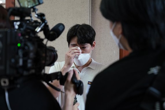청년 스마일 프로젝트 지원자가 면접 이후 눈물을 보이고 있다.(제너시스 비비큐 제공) © 뉴스1