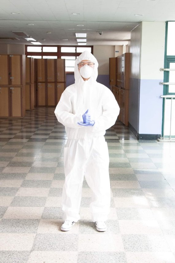 [의정부=뉴시스] 의정부고등학교 학생자치회가 공개한 졸업사진. 한 학생이 방역복을 입고 코로나19 의료진의 모습으로 졸업사진 촬영에 참여하고 있다. (사진=의정부고 학생자치회 제공)