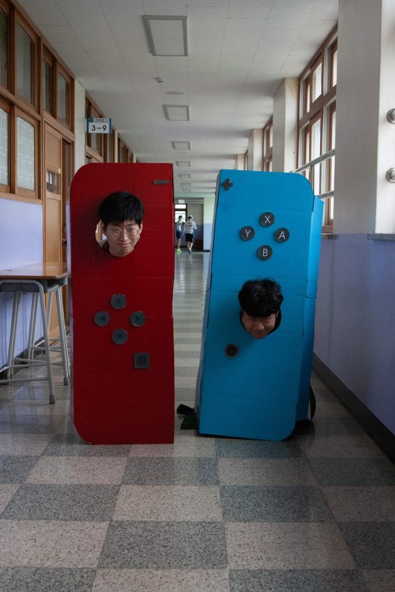 [의정부=뉴시스] 의정부고등학교 학생자치회가 공개한 졸업사진. 두명의 학생이 닌텐도 스위치 게임기 조이콘을 패러디하고 있다. (사진=의정부고 학생자치회 제공)