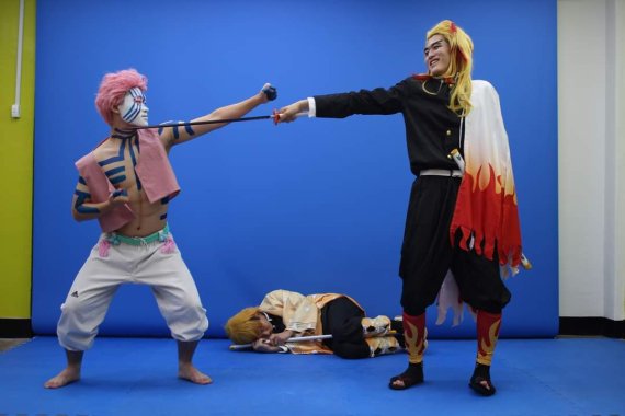 [의정부=뉴시스] 의정부고등학교 학생자치회가 공개한 졸업사진. 학생들이 애니매이션 '귀멸의 칼날' 캐릭터들을 패러디 하고 있다. (사진=의정부고 학생자치회 제공)