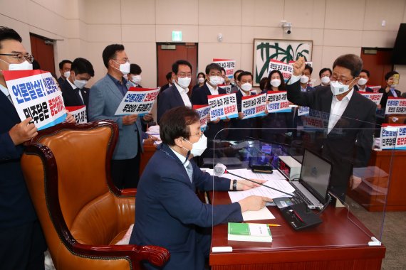 19일 오전 국회에서 열린 문화체육관광위원회 전체회의에서 국민의힘 의원들이 언론중재법 개정안을 통과시키려는 도종환 위원장의 회의 진행를 막으며 항의하고 있다. 2021.8.19/뉴스1